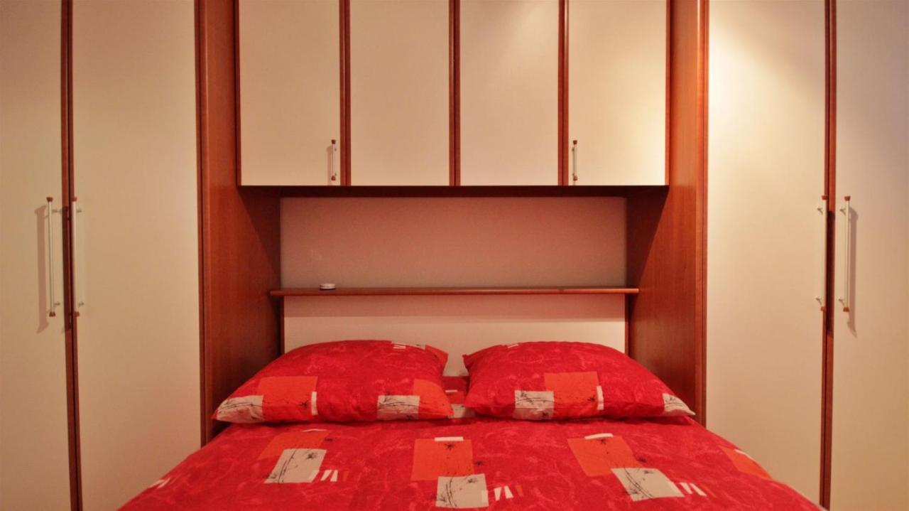 Apartment Jen Оміш Екстер'єр фото